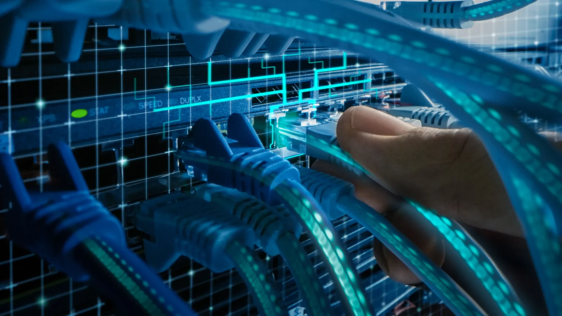 Eine Hand steckt ein Netzwerkkabel in einen Server, an dem mehrere Kabel angeschlossen sind; darüber liegen digitale Leitungen und Leuchteffekte, die schnelles Internet und fortschrittliche Technologie symbolisieren.